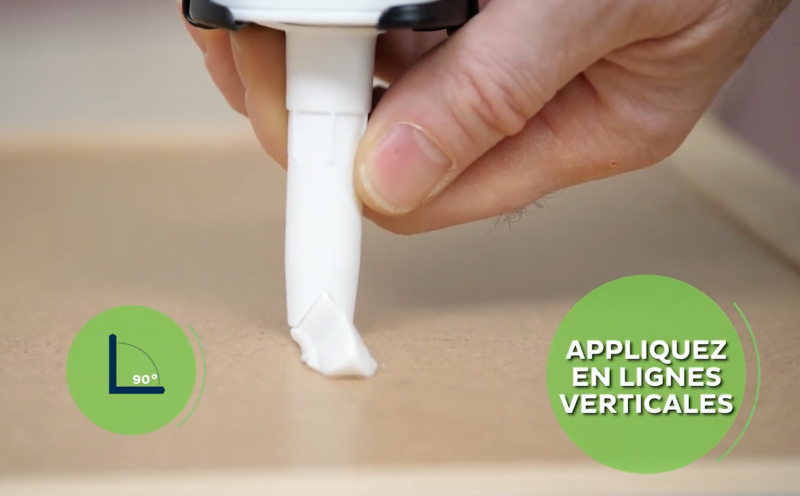 Application d'un mastic colle hybride pour fixer un miroir