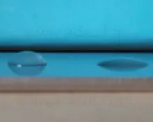 Deux gouttes d'eau démontrant la mouillabilité de surfaces Adezif