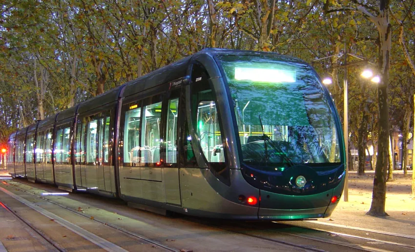 Tramway situé sur une rue éclairée