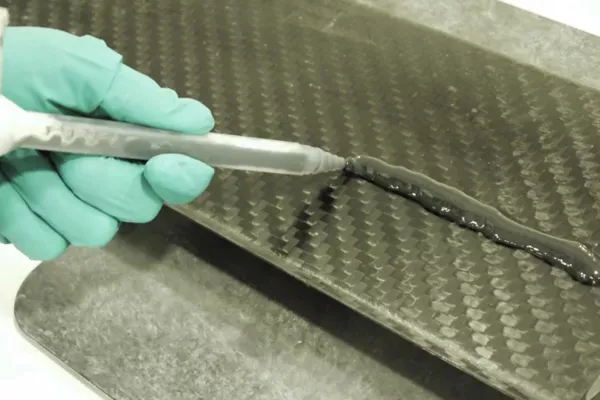 Application d'une colle industrielle pour collage de plaque composite en fibres de carbone