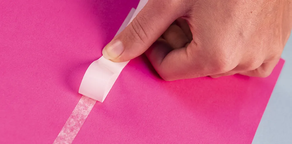 Application de ruban adhésif transfert sur papier enveloppe avec protecteur débordant ou liner finger lift pour pose facile