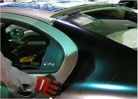 Collage d'un panneau de carrosserie sur véhicule avec la colle époxy structurale Bostik Pliogrip 5761B