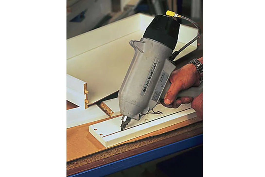 exemple application colle polyuréthane thermofusible avec un pistolet