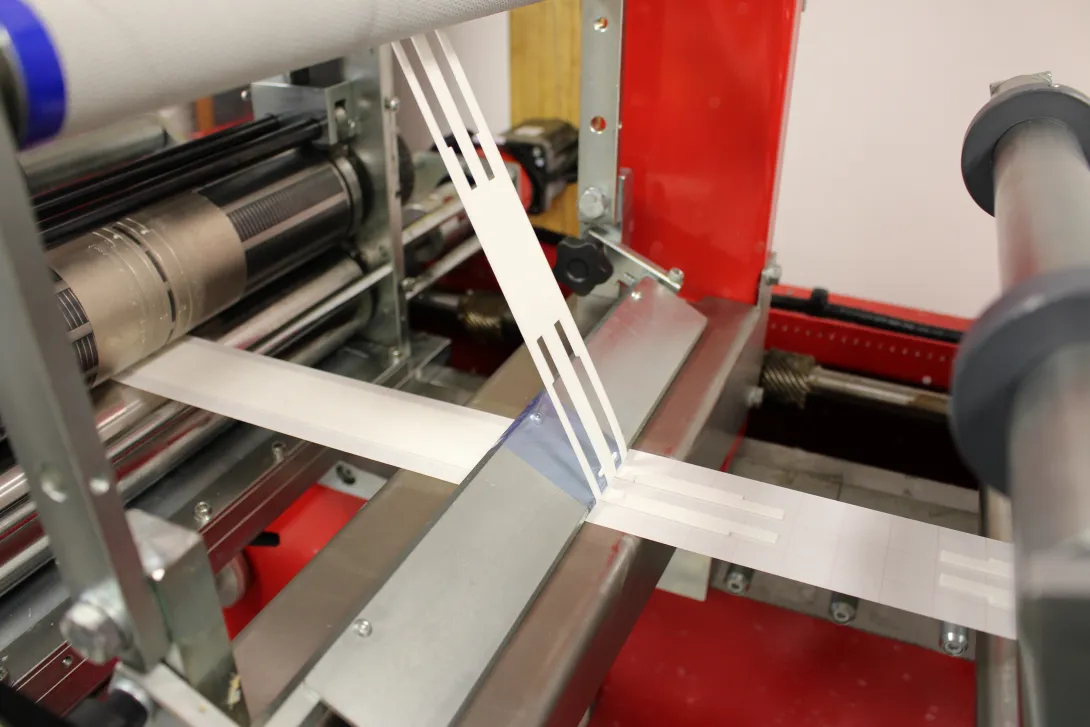 Machine de découpe de pièces découpées adhésives chez Adezif