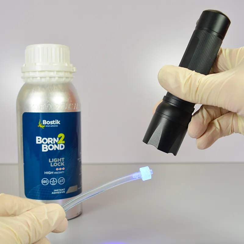 Durcissement de la colle Bostik Born2bond Light Lock Dual Cure avec rayonnement UV