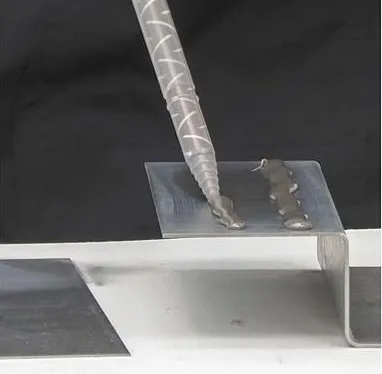 Application du SikaPower 880 avec buse sur surface métallique