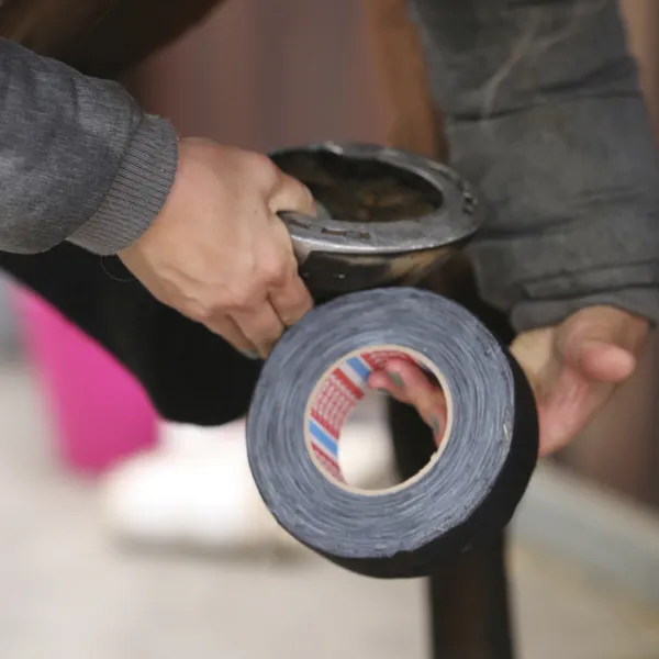 Tesa 4541 application ruban adhésif sur sabot de cheval maréchalerie